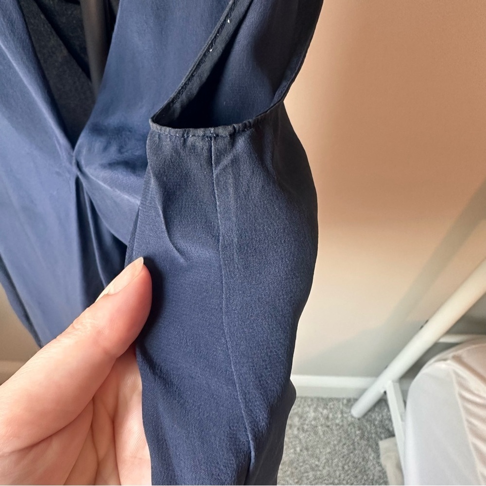 Lilly Pulitzer 100% Silk Sleeveless V-Neck Blouse XS | Navy Blue Luxe Top - Picture 5 of 7